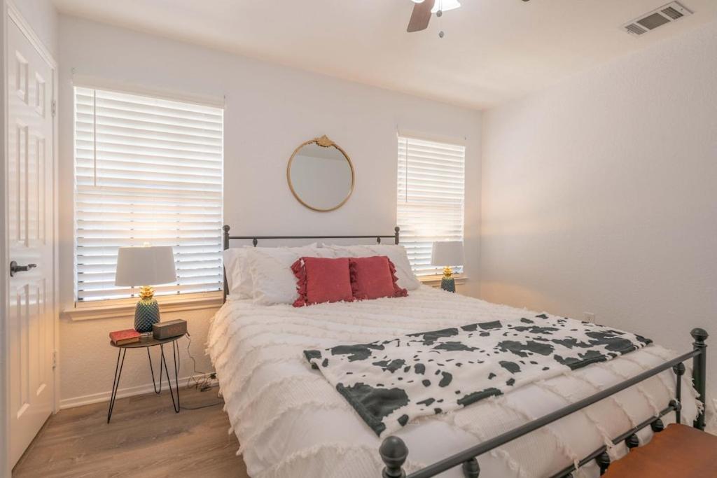 Timeless-Texas-Inn - Heated Pool Oasis & Lux Vibe Round Rock Eksteriør bilde
